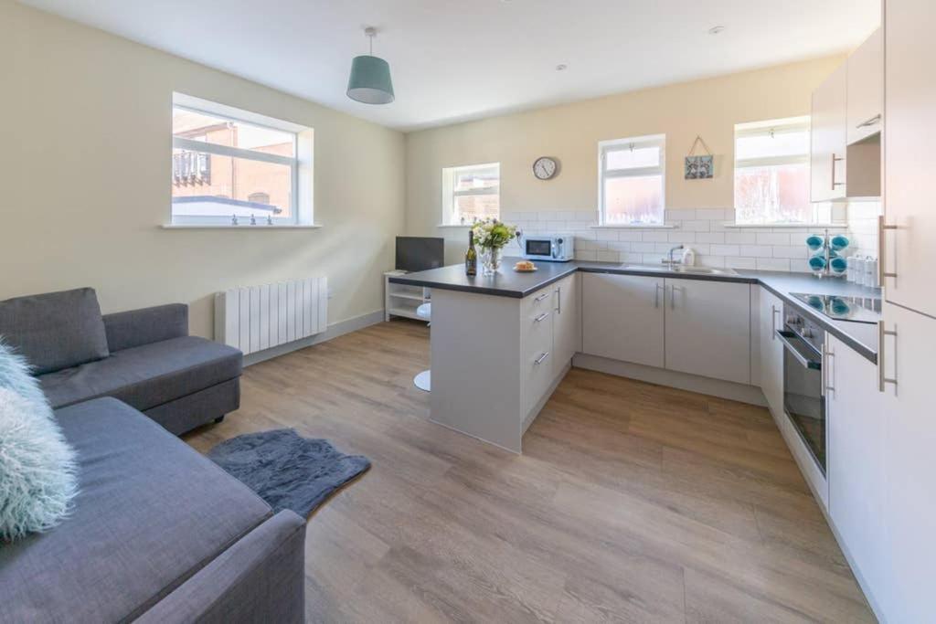 Hereford City Centre - Apartment 4, Isabella House - Modern Apartment In The Heart Of The City - Sleeps 4 Guests - Hosted By Rentmyhouse هيريفورد المظهر الخارجي الصورة